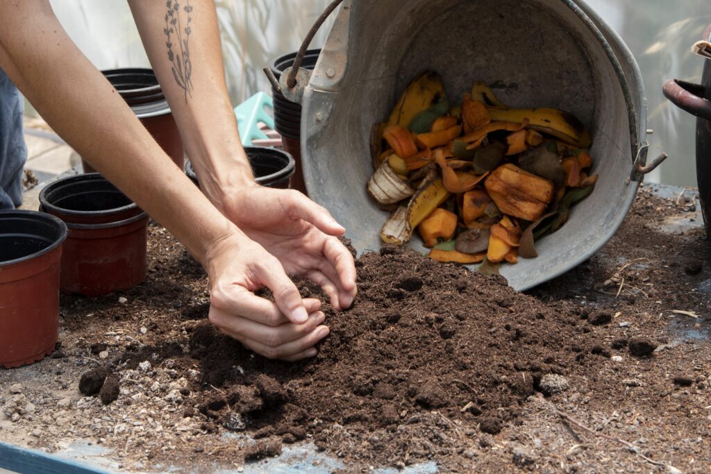 Freepik imagem: Adubo Composto conceito de natureza morta.